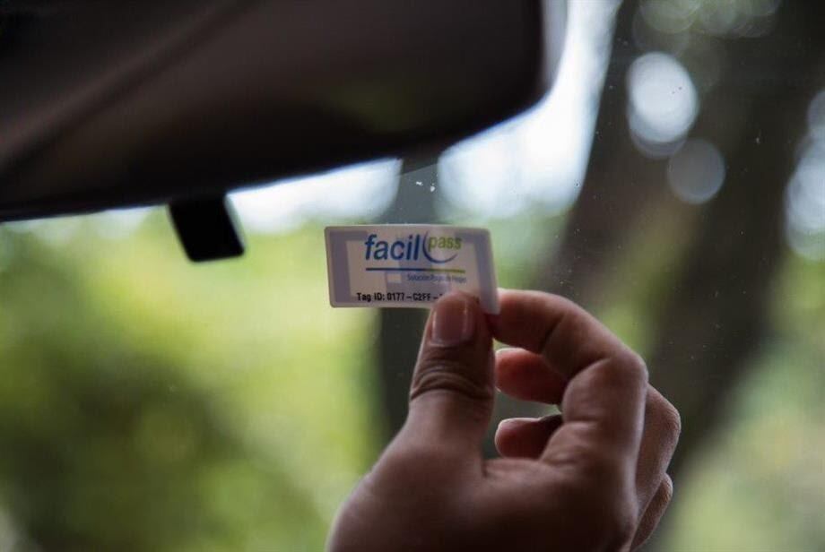 Flypass y FacilPass también ofrecen tags y aplicaciones móviles, conectadas a la red Colpass, para realizar pagos automáticos en peajes y servicios asociados - crédito FacilPass