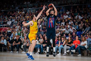 Mirotic lanza a canasta contra