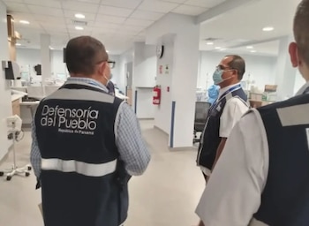 Funcionarios de la Defensoría del Pueblo inspeccionan los hospitales.