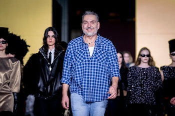 El diseñador Juan Duyos con una de sus colecciones (Europa Press)