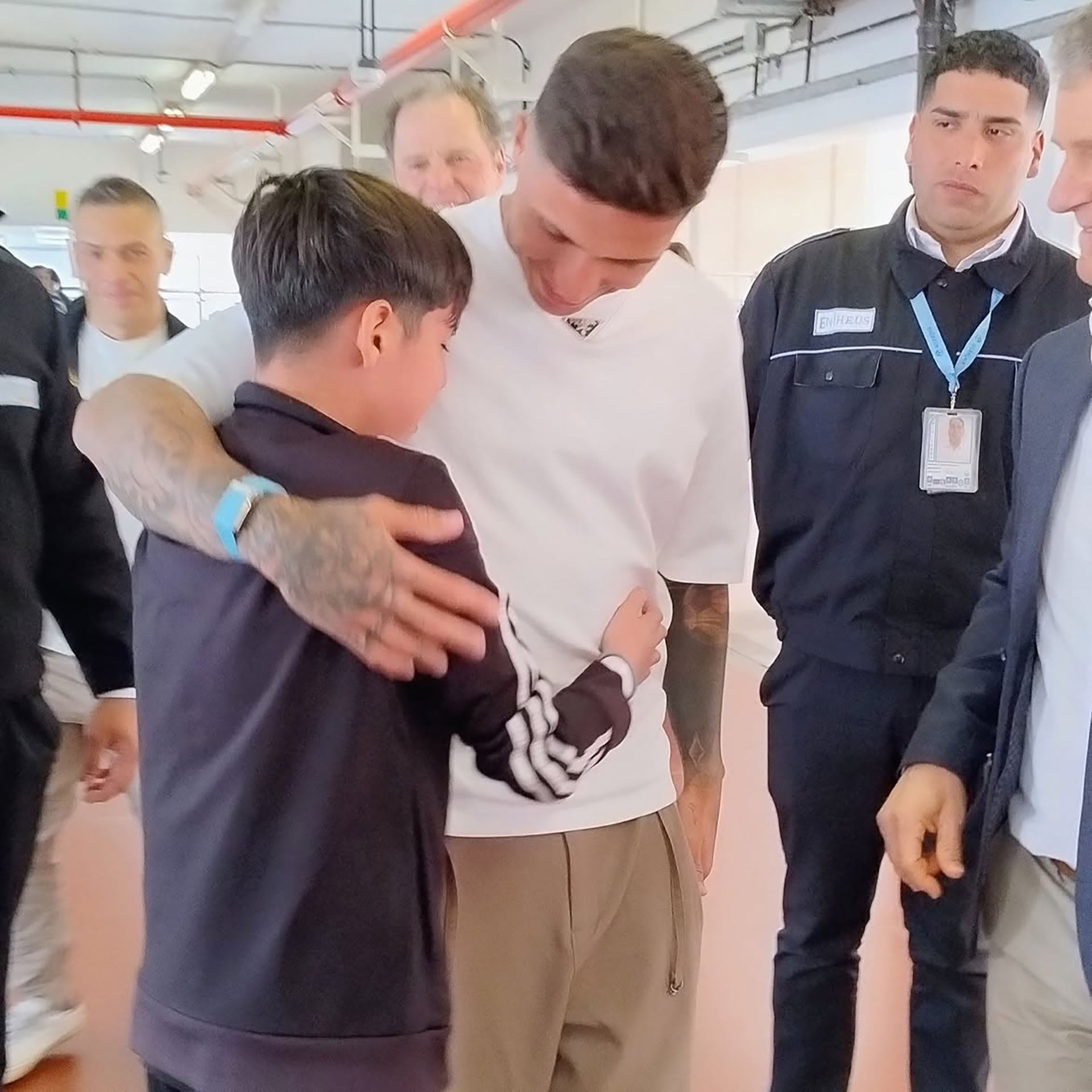 El futbolista argentino Enzo Fernández abraza a un niño en su visita al hospital