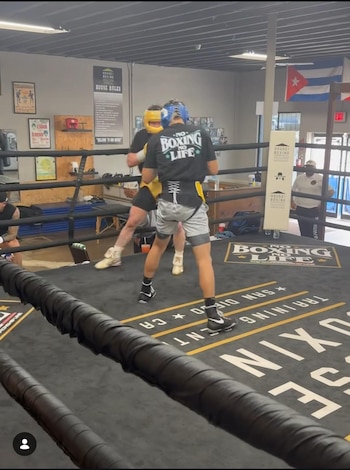 Álvarez ha contado con nuevos compañeros de entrenamiento (captura de pantalla)