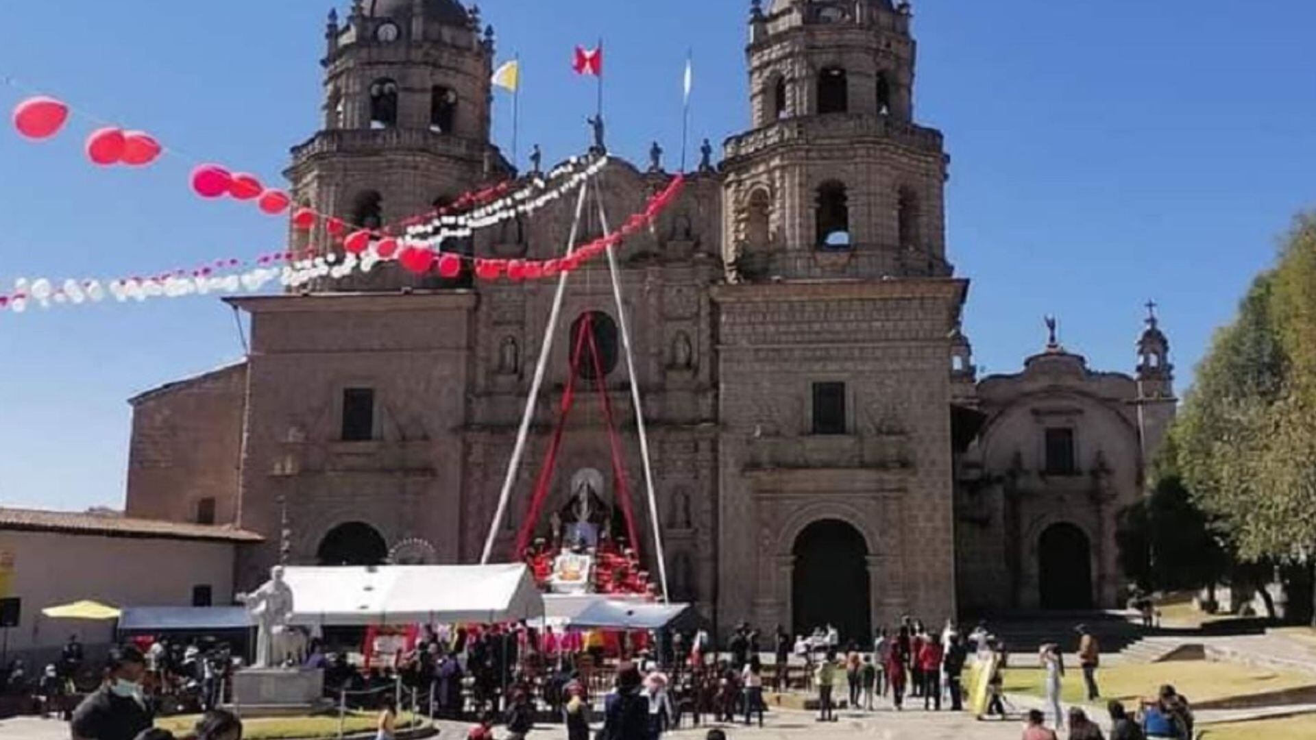 La devoción andina se expresa con colores, música y arte en estas ciudades que visten sus calles de solemnidad y fiesta. La comunidad participa como coro, escena y espíritu de la tradición. (Andina)