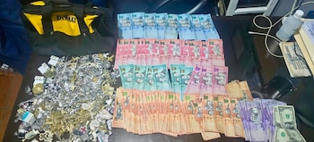 En el operativo, la Policía Nacional ocupó 36,150 pesos dominicanos, 4,895 gramos de plata, aretes de plata, celulares, guantes, pasamontañas y una pistola sin documentos./ (Redes Diego Pesqueira)