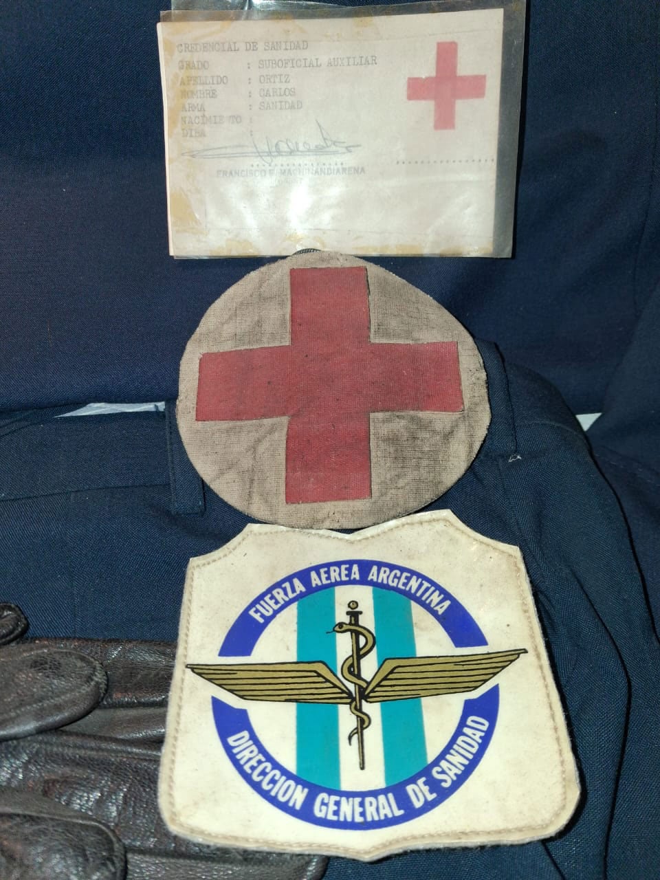 Distintivos que lucía en su uniforme conservados en el Museo Nacional de Malvinas, en Oliva, Córdoba
