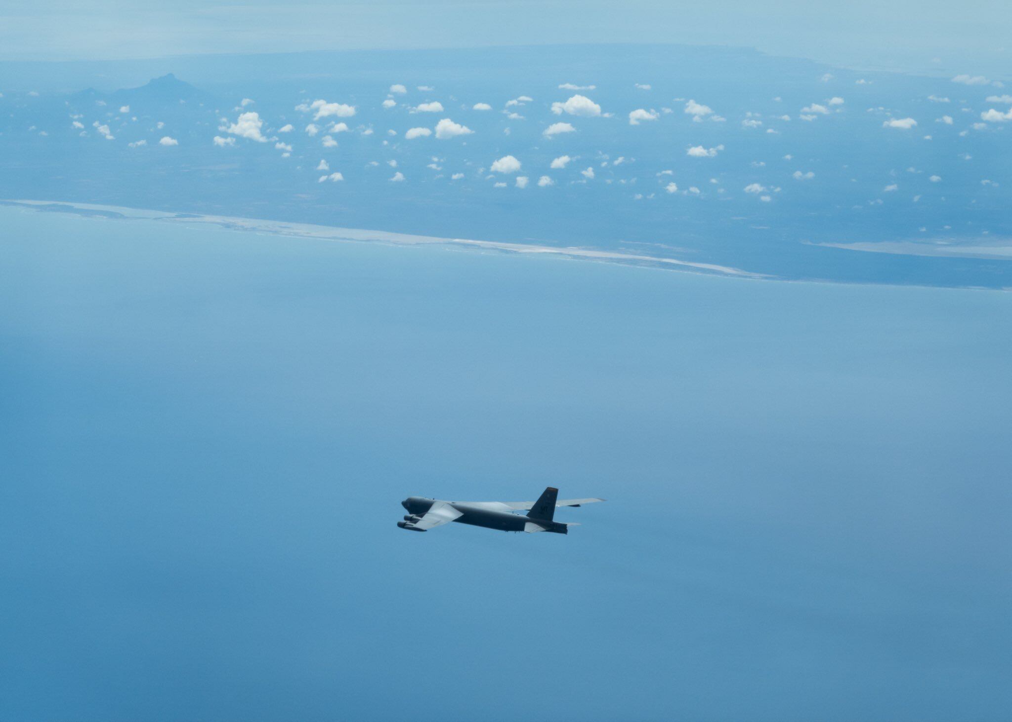 Bombardero B-52H Stratofortress de la Fuerza Aérea de Estados Unidos sobre el mar Caribe, en una misión de largo alcance frente a la costa venezolana (Foto: USAF / SA Defensa)