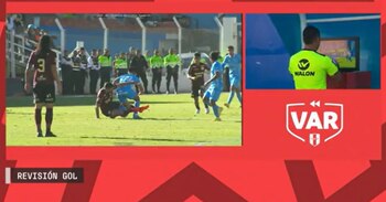 El árbitro Joel Alarcón, con