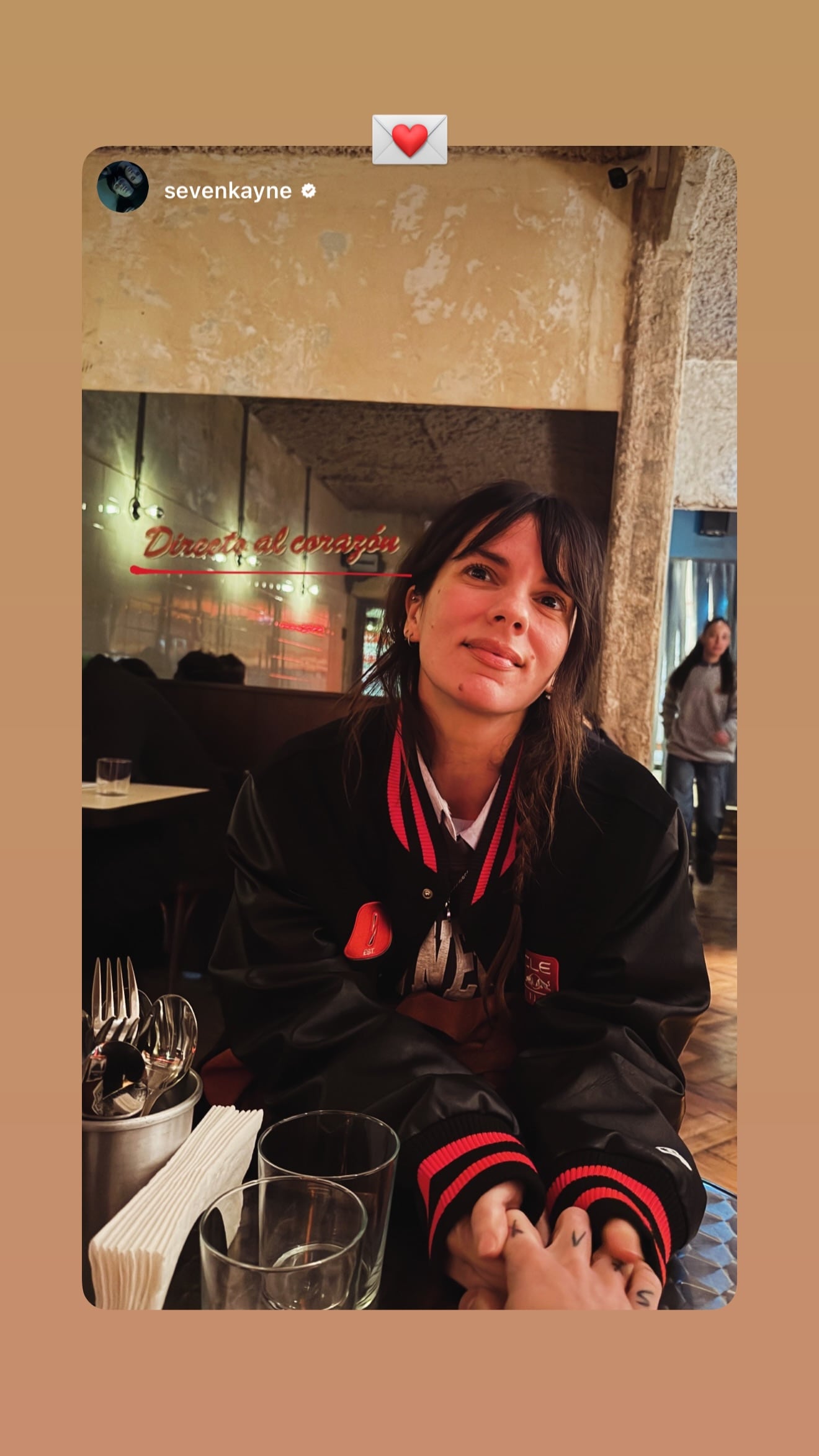 Gimena Accardi disfruta de una romántica cena junto a Seven Kayne, capturando un momento especial con la frase