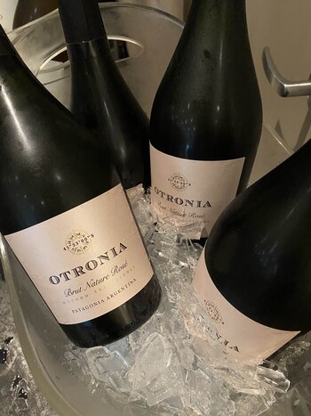 En esa misma mesa llena