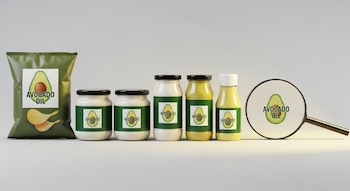 Un paquete de chips, dos frascos de mayonesa, dos botellas de aderezo y una lupa sobre fondo gris. Todos tienen etiquetas de aguacate y texto 'Avocado Oil'.