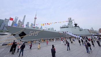 Un destructor chino navega frente a las islas de Okinawa en pleno aumento de la tensión con Japón