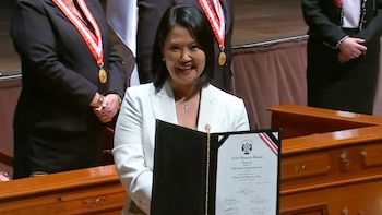 El presidente del JNE, Roberto Burneo, entrega las credenciales como presidenta electa de la República a Keiko Fujimori Higuchi