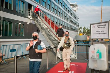 Turistas bajan del Viking Octantis