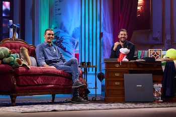 Pedro Sánchez sentado en un sofá rojo junto a David Broncano, quien está detrás de un escritorio de madera en un plató de televisión