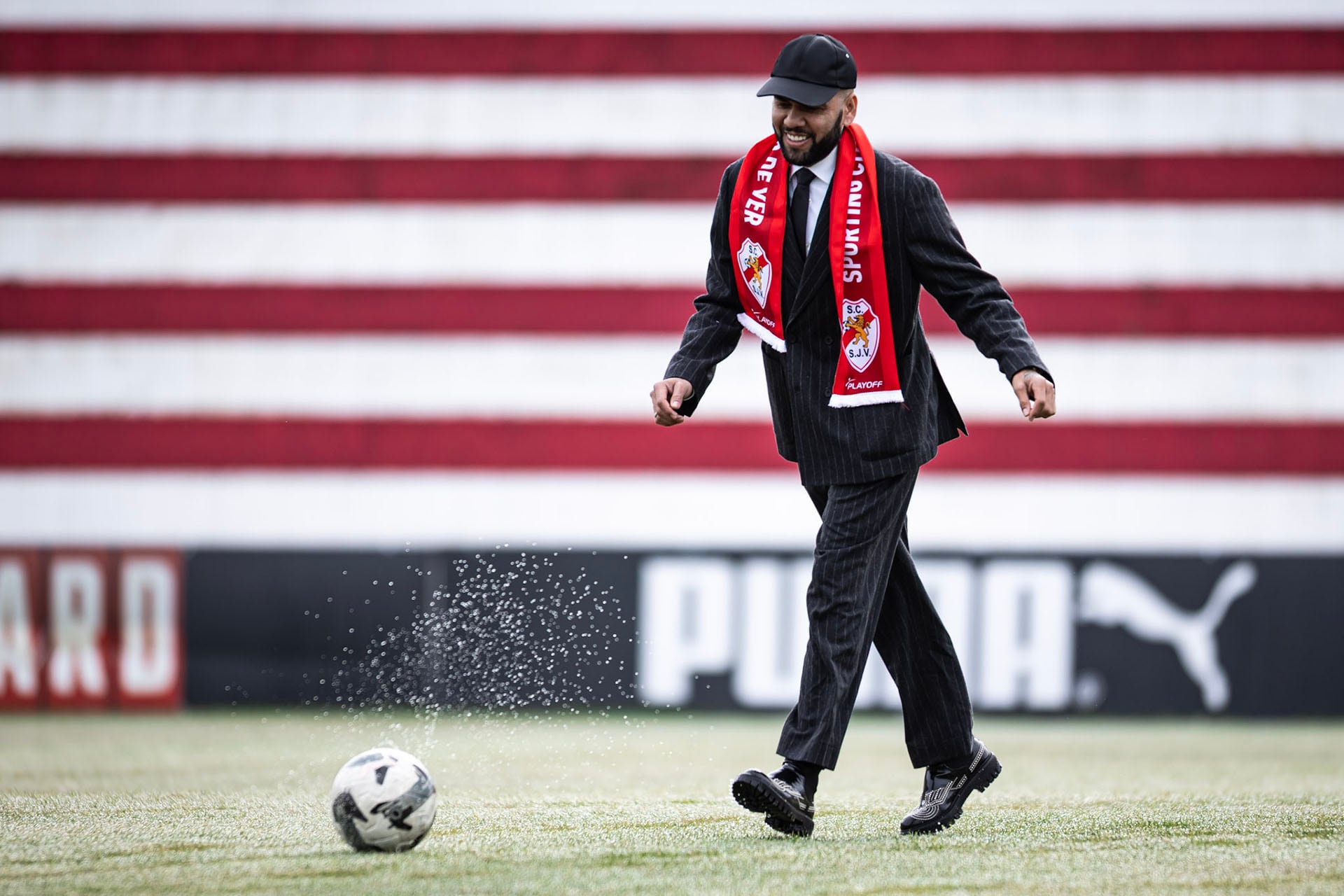 Dani Alves podría volver a jugar al fútbol