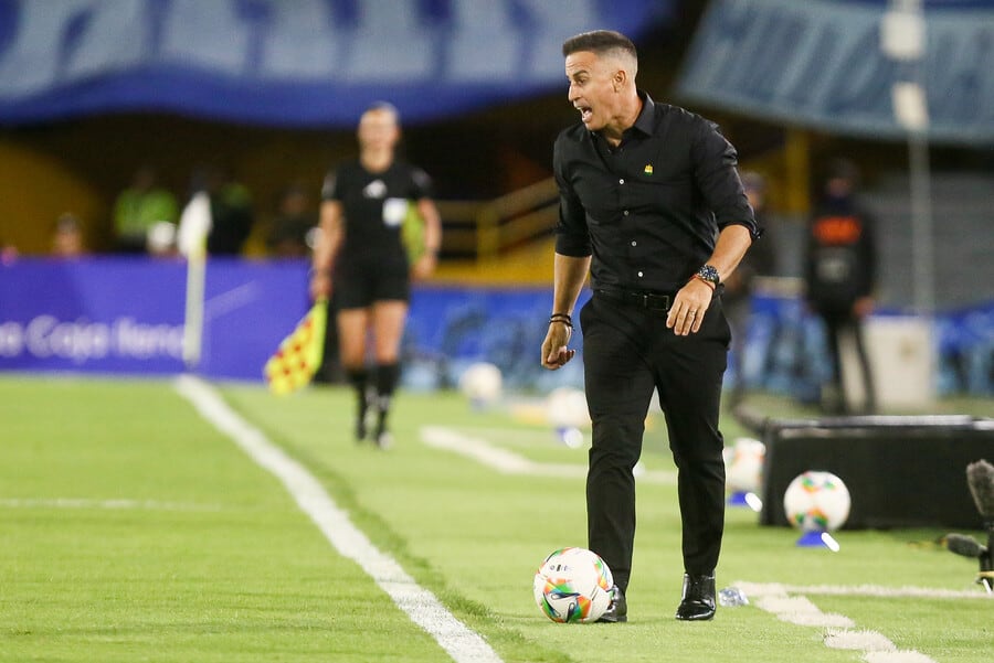 El árbitro informó que expulsó a Pablo Peirano porque ingresó al terreno de juego para protestar decisiones arbitrales-crédito Lina Gasca/Colprensa