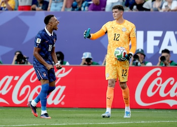 Kylian Mbappé (izq.), de Francia, celebra frente al guardameta Orlando Gill, de Paraguay. El goleador comandará a 'les bleus' frente a Marruecos. EFE/EPA/SARAH YENESEL