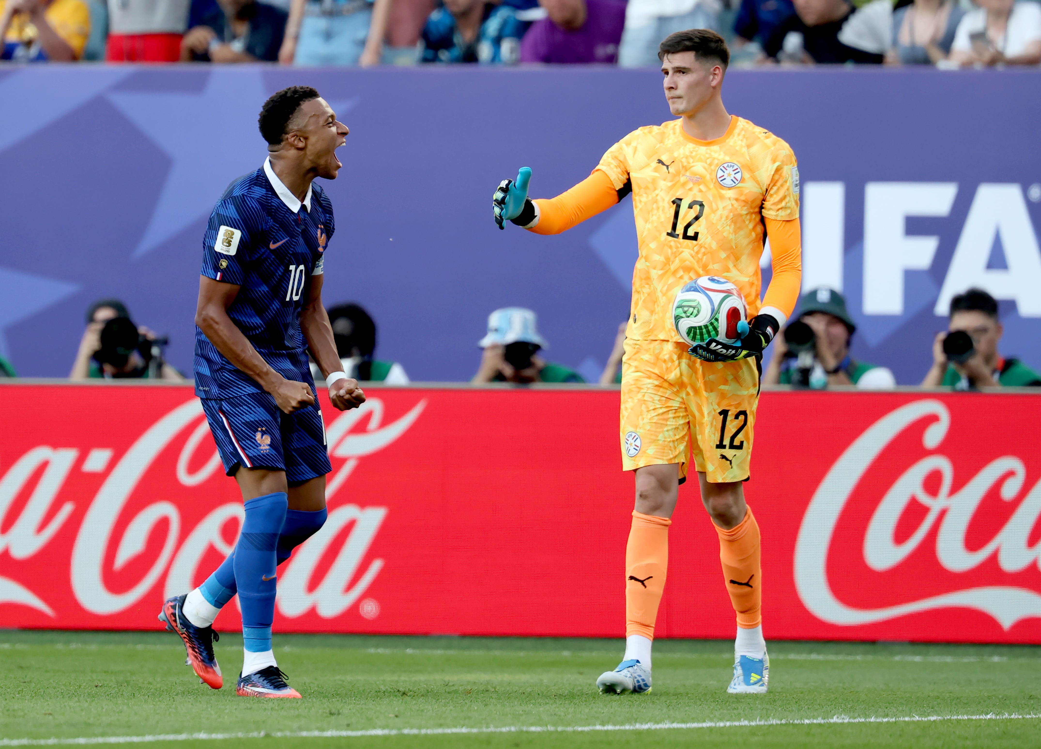Kylian Mbappé festeja la clasificación de Francia a cuartos de final del Mundial mientras Orlando Gill lo quiere saludar (EFE/EPA/SARAH YENESEL)