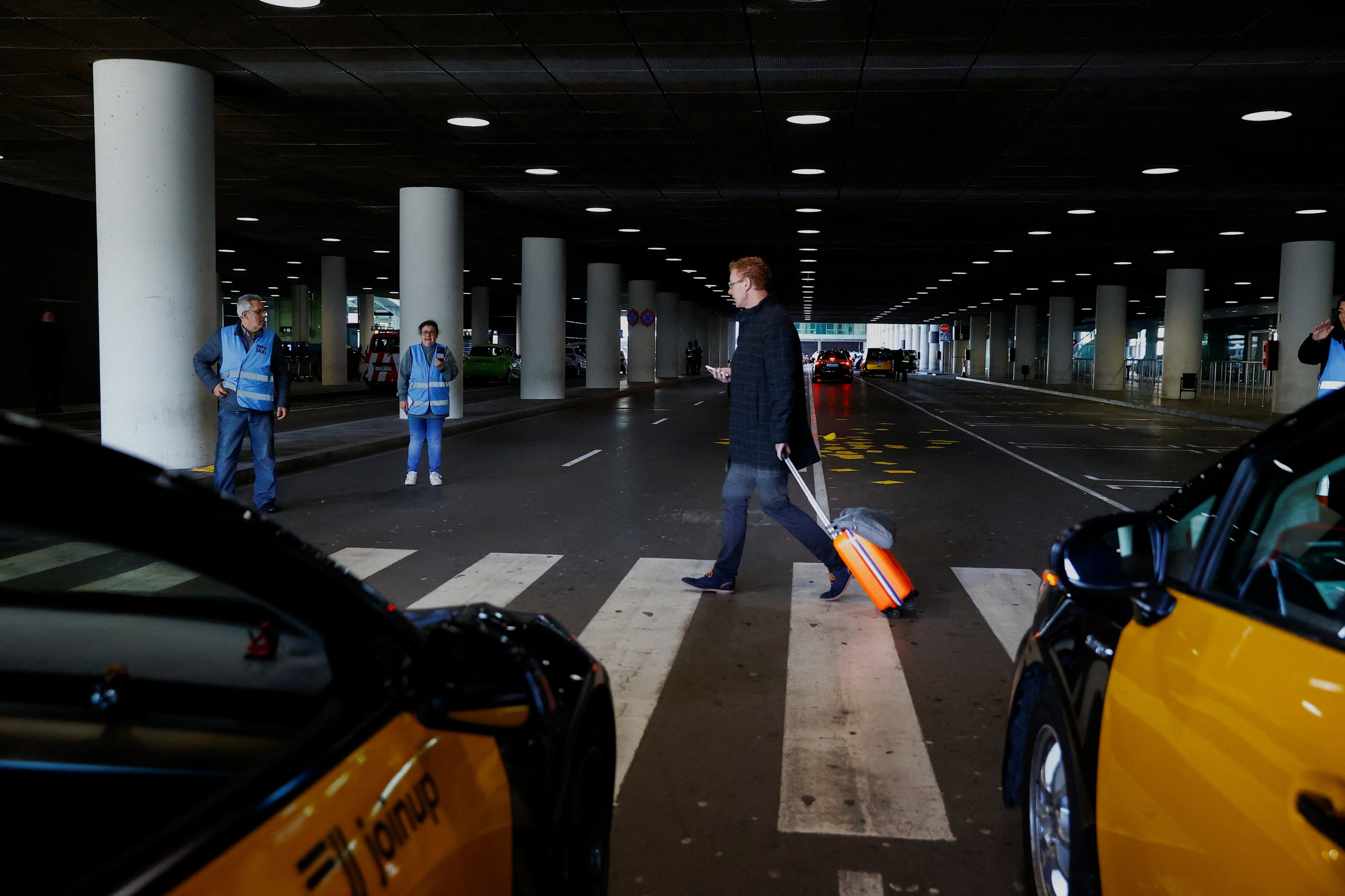Taxis a la salida de una estación. (REUTERS/Bruna Casas)