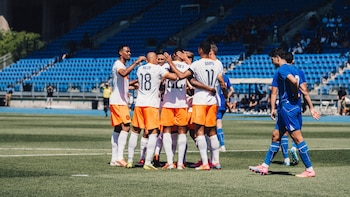 Pese a la baja de una de sus máximas figuras, Países Bajos venció 2-1 a Uzbekistán con dos goles de Cody Gakpo
