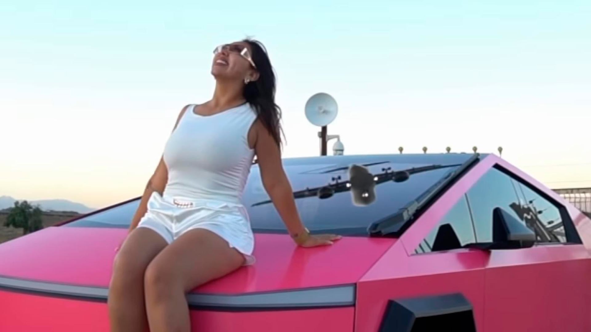 Una influencer chilena se grabó manejando un Tesla a más de 200 km/h: la justicia abrió una causa en su contra
