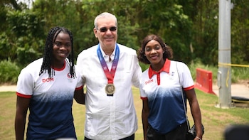 La distinción fue promovida por entidades del golf y entregada en un acto con el Comité Organizador y dirigentes de Centro Caribe Sports (Foto cortesía Presidencia de República Dominicana)