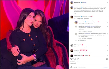 Captura de pantalla de Instagram con dos mujeres abrazadas en un sofá. La interfaz de usuario incluye el perfil de annaporterr, comentarios y 5.644 'me gusta'