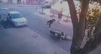 "Tiraron a una mujer de su moto para robarle y se salvó de milagro"