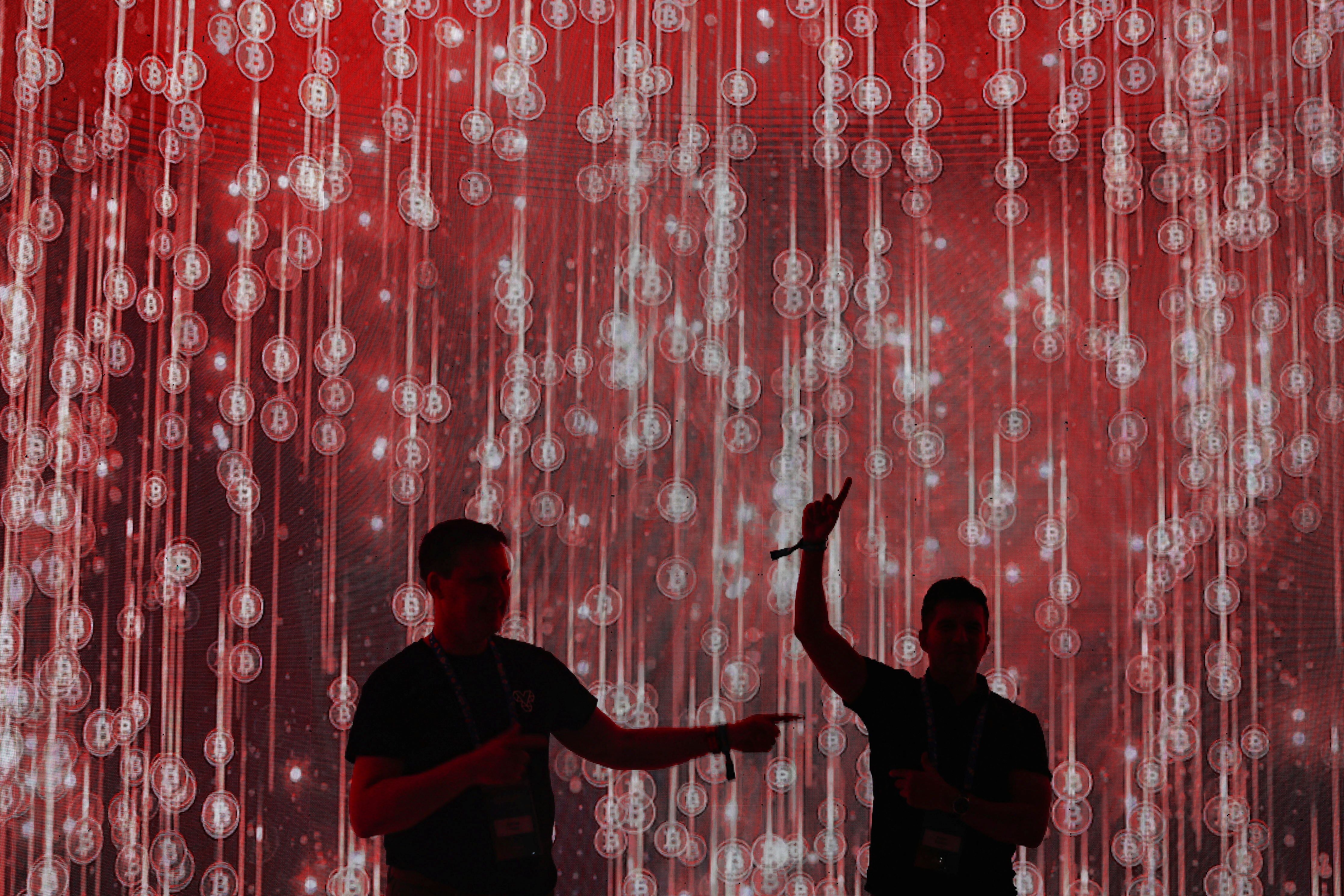 Los entusiastas de Bitcoin posan para fotos durante el inicio del Foro Plan B El Salvador, en San Salvador, El Salvador, el 30 de enero de 2025. (REUTERS/Jose Cabezas)