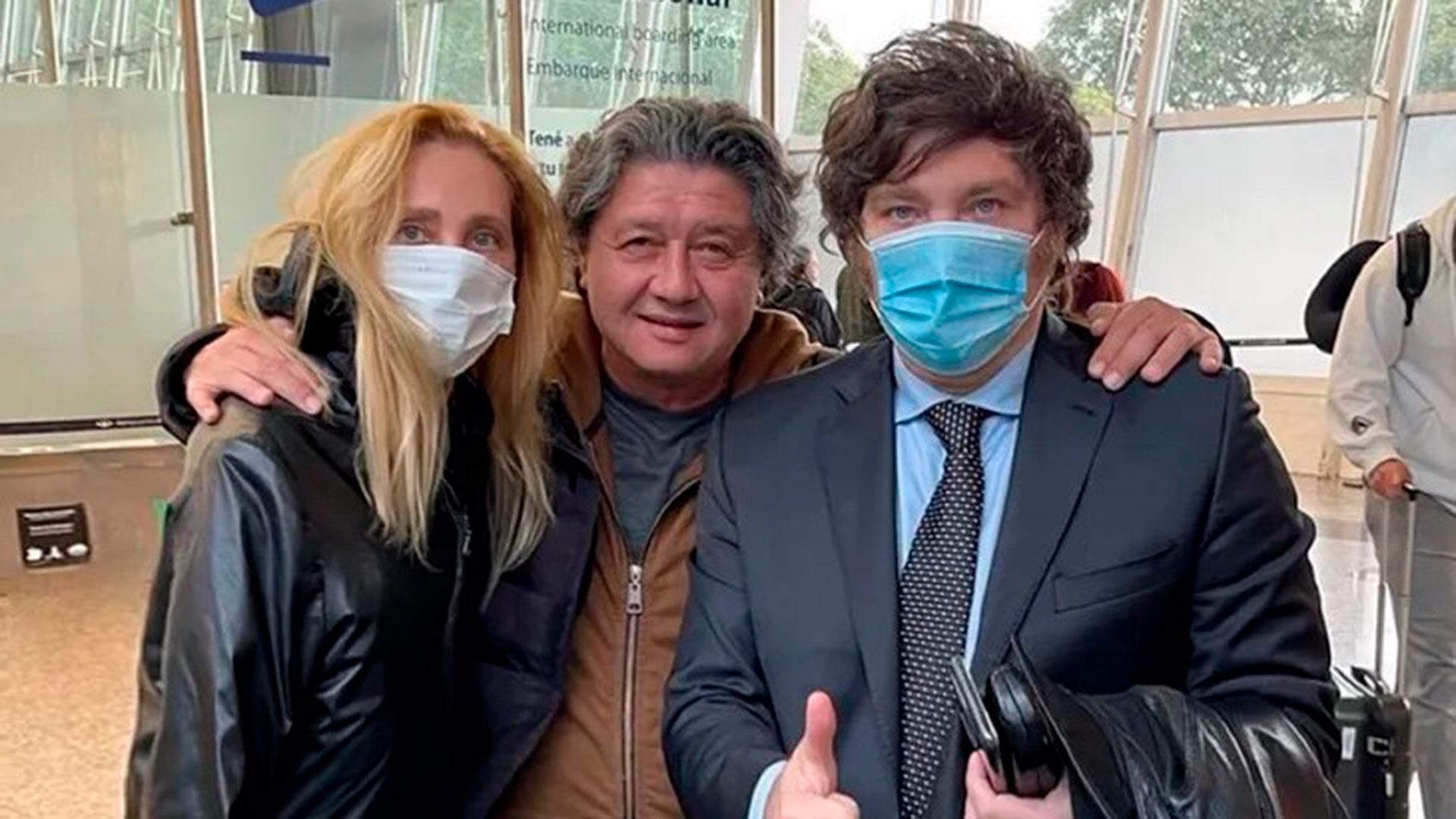 Carlos Kikuchi, junto a Karina Milei (izquieda) y Javier Milei (derecha)