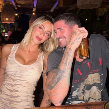 Salida nocturna y gesto cómplice