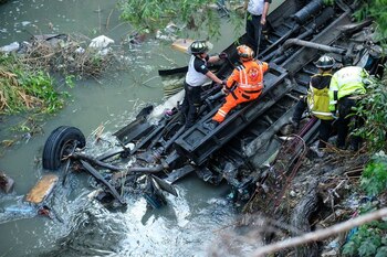 Los bomberos localizaron cuerpos entre