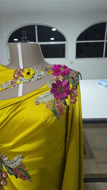 Libia Dennise, gobernadora de Guanajuato, reconoció el trabajo del diseñador salmantino Iván Ortiz, quien confeccionó el vestido que utilizó durante el Grito de Independencia.