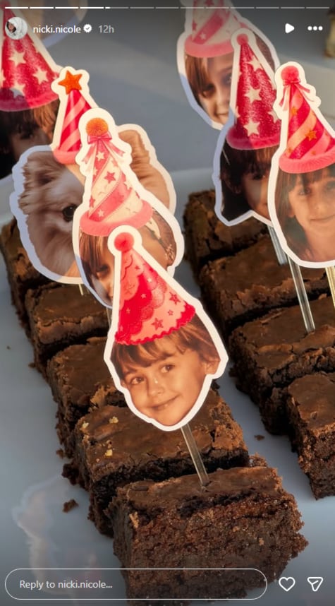La fiesta contó con diferentes snacks y dulces intervenidos con fotos de la artista y su mascota