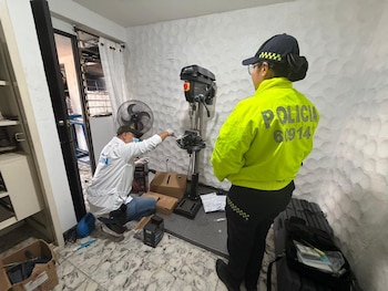 Las investigaciones revelan que las piezas de armas llegaban fraccionadas al país por tráfico postal y eran ocultas en juguetes y electrodomésticos - crédito prensa Policía Nacional
