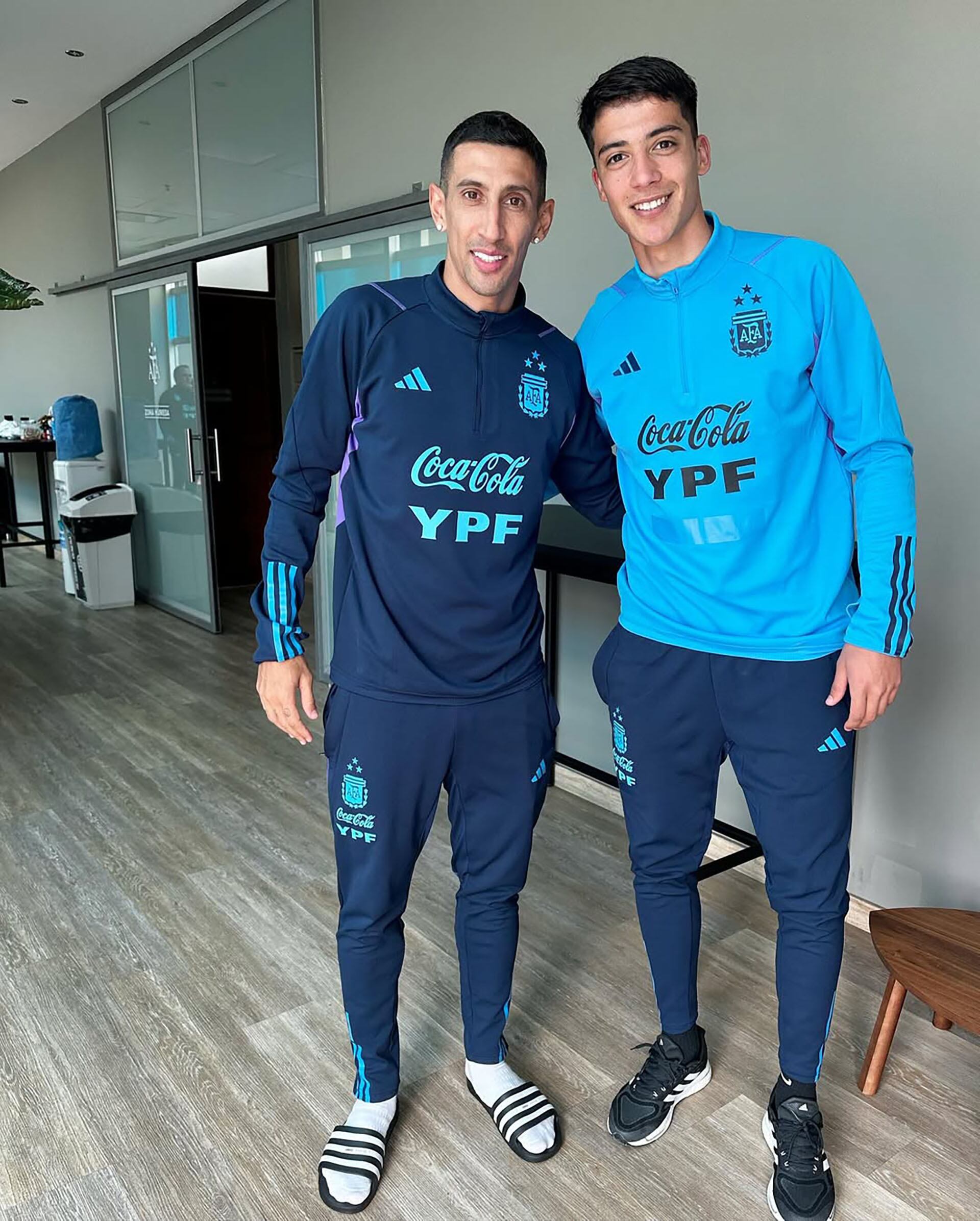 Julián Malatini junto a Ángel Di María en el predio de la AFA (Instagram @julianmalatini_)
