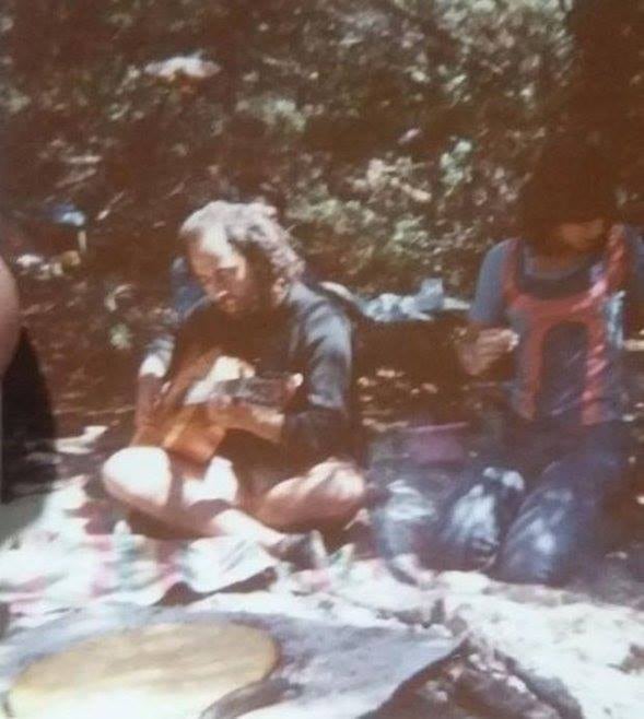 El icónico Indio Solari, capturado en un momento íntimo tocando la guitarra junto a otra persona en Valeria del Mar, un valioso recuerdo de juventud