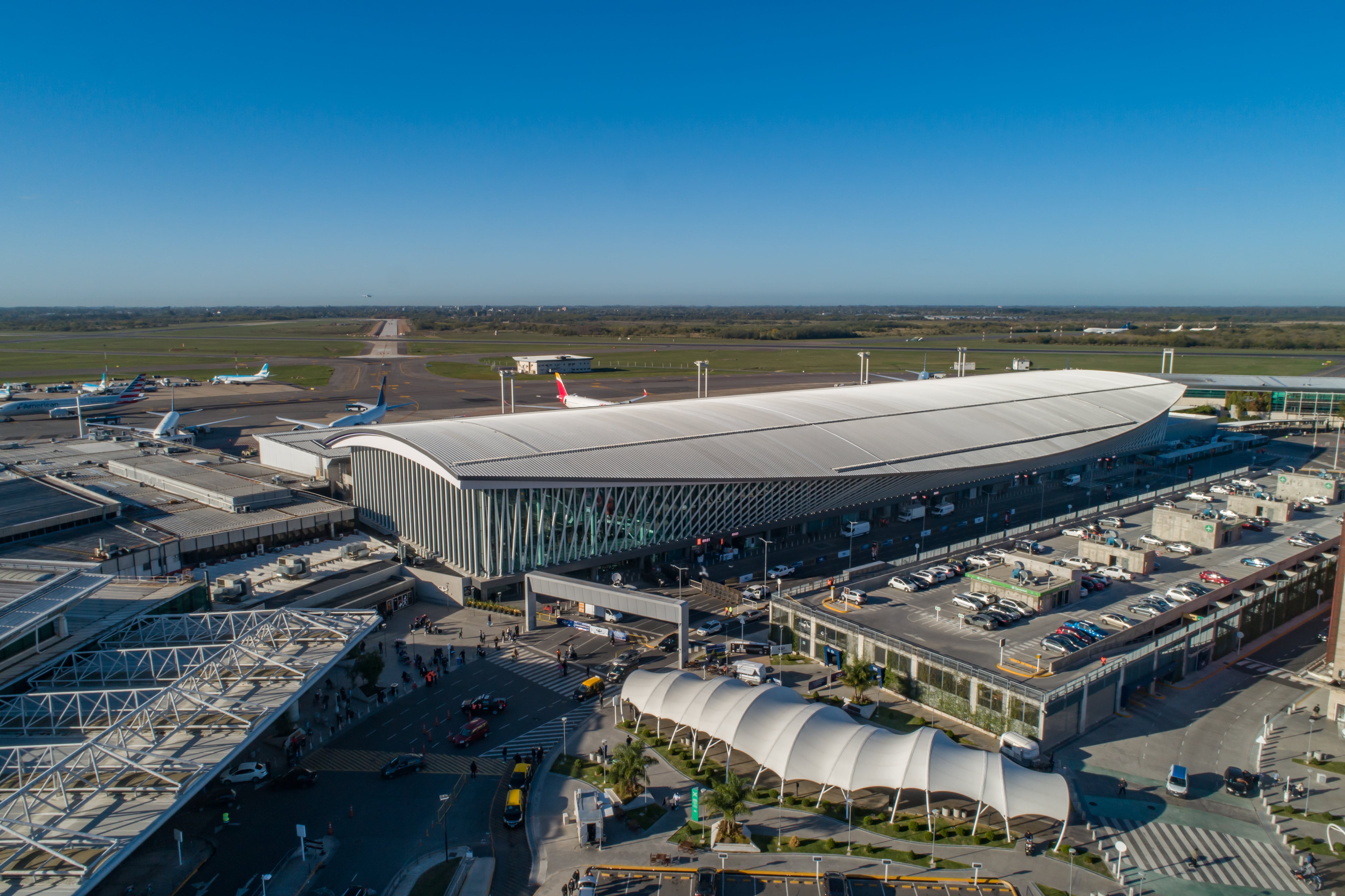 La modernización de Ezeiza abarca tanto el “lado aire” –zonas operativas– como el “lado tierra”, con especial foco en la sustentabilidad