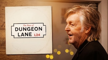 Paul McCartney de perfil sonriendo, con cabello rubio y canoso, al lado izquierdo una carátula de álbum beige con el título "The Boys of DUNGEON LANE L24".