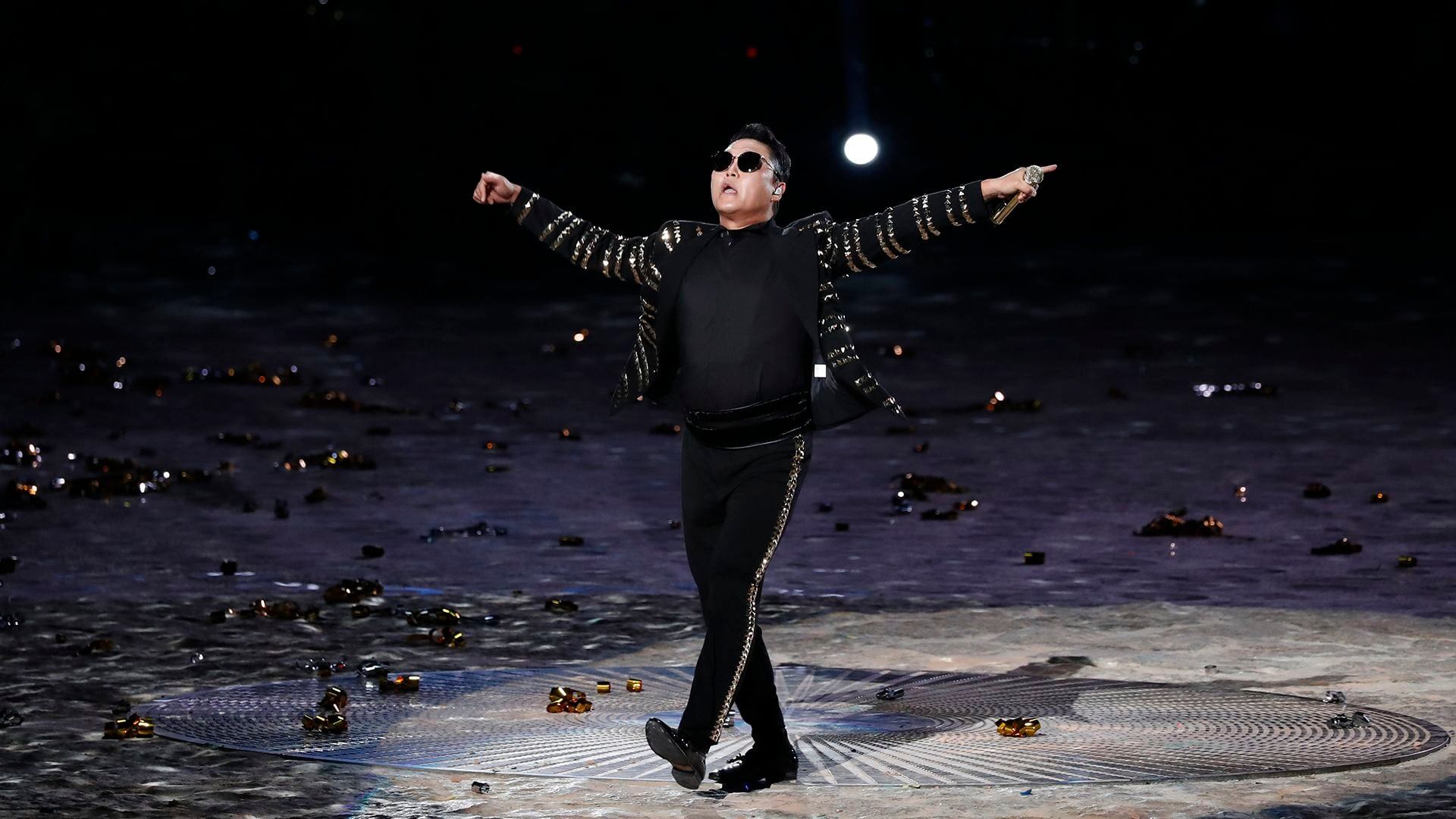 PSY se presenta durante el aniversario 70 de las Fuerzas Armadas en Corea del Sur. (Jeon Heon-Kyun-Pool/Getty Images)