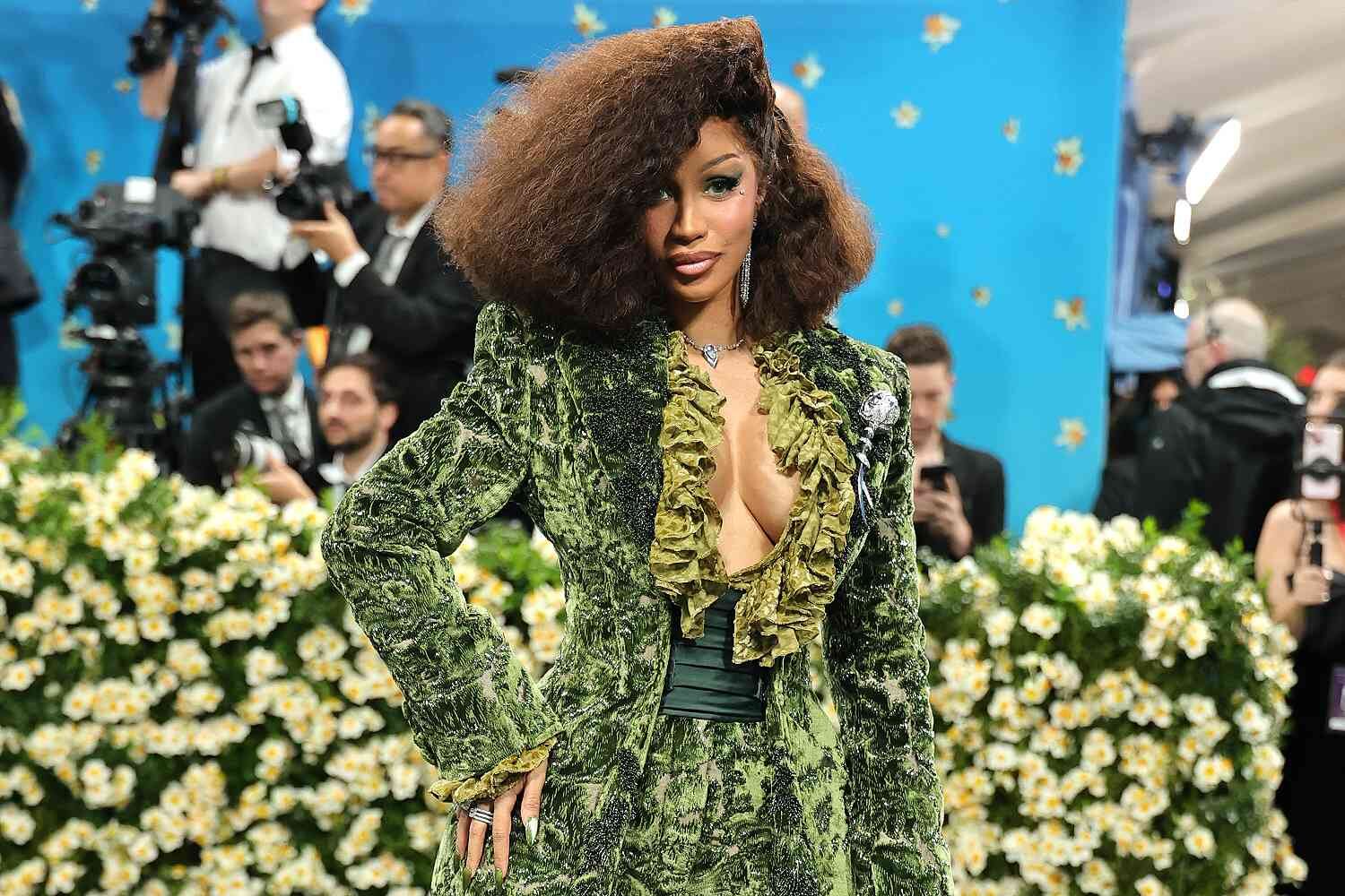 Cardi B en la Met Gala 2025, donde una vez más capturó la atención mundial con un look vanguardista.