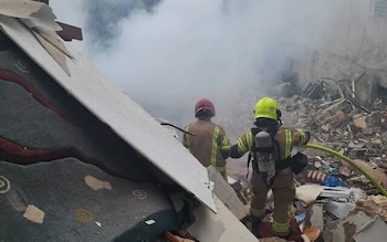 Los equipos de rescate buscan posibles personas atrapadas entre los escombros