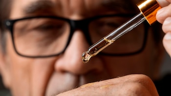La falsa promesa de la “cura milagrosa” o por qué las pseudoterapias encuentran tierra fértil en el cáncer: “No se trata de una falta de inteligencia”