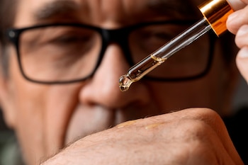 La Solución Mineral Milagrosa (MMS) se vende como un tratamiento para el cáncer, el coronavirus, la malaria o el autismo (Magnific)