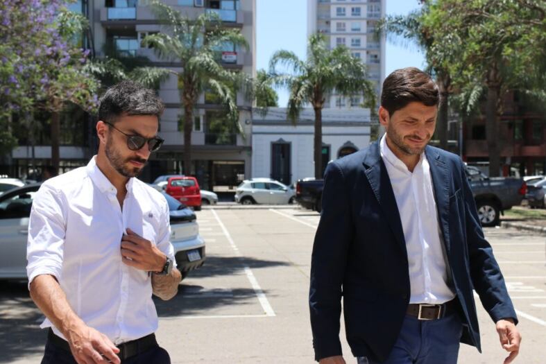 Scocco con la pelota y Pullaro entre los hinchas: el mismo club, la misma historia que unió fútbol, pueblo y memoria.