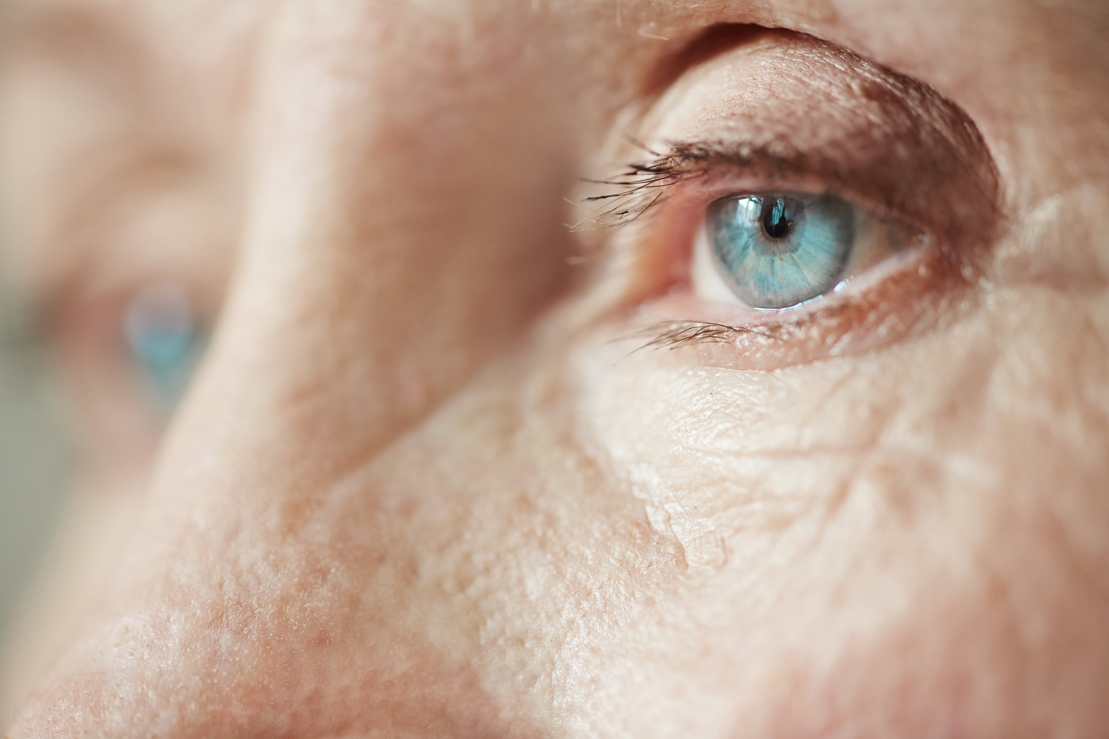 La inteligencia artificial permite detectar el riesgo de osteoporosis a partir de una foto de la retina (Freepik)