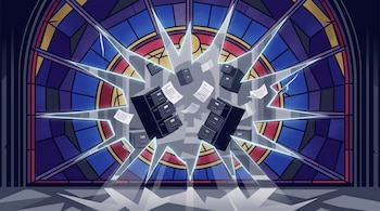 Un vitral colorido con la parte central rota que deja ver tres archivadores metálicos y varias hojas de papel.