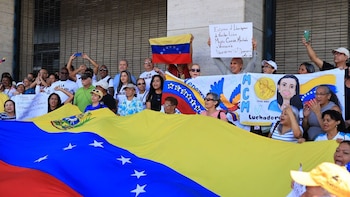 Venezolanos exigen el ingreso a María Corina Machado y elecciones presidenciales