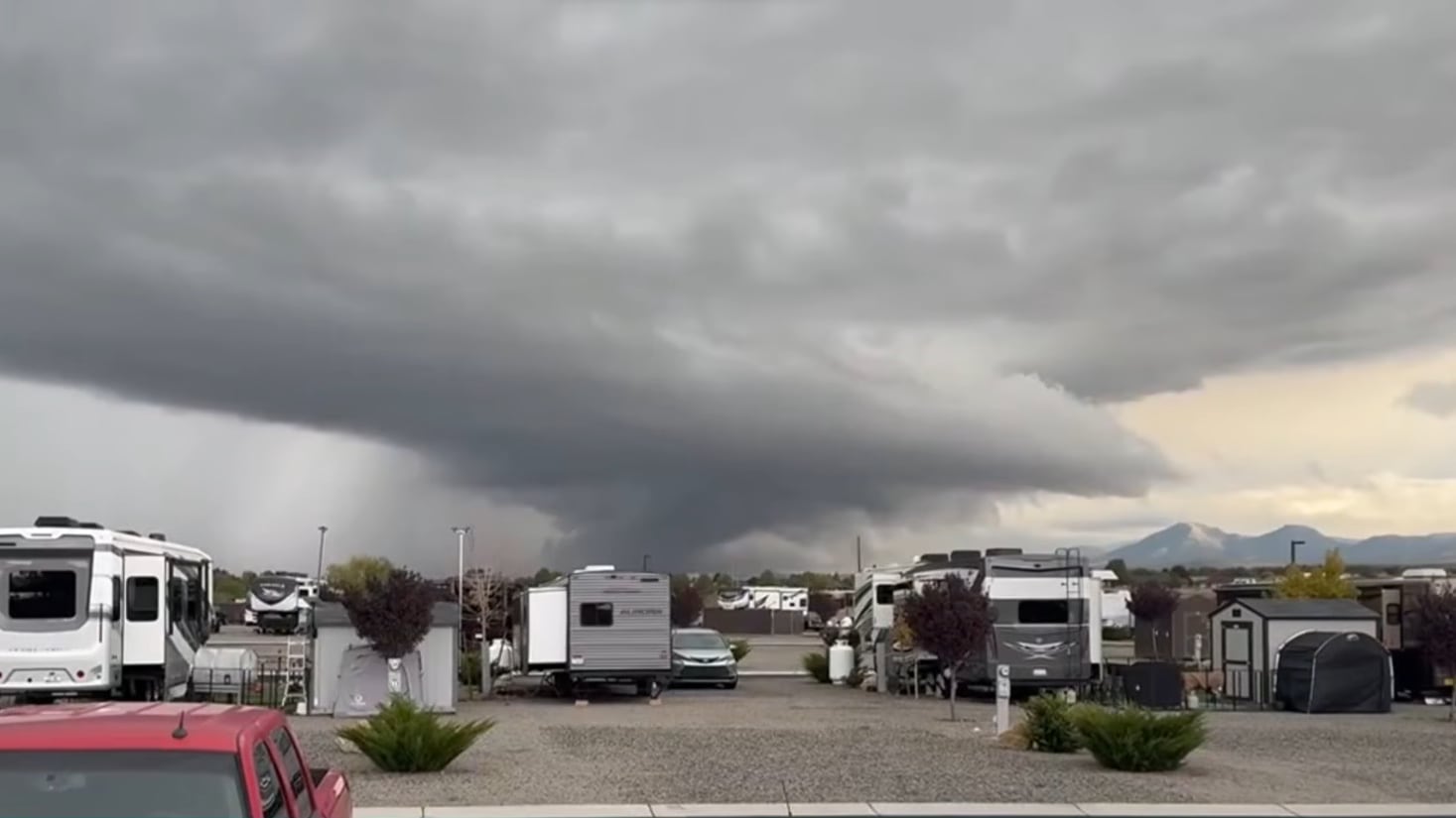 Arizona enfrenta tormentas con alertas de tornado y granizo en un evento calificado como “climatológicamente raro”