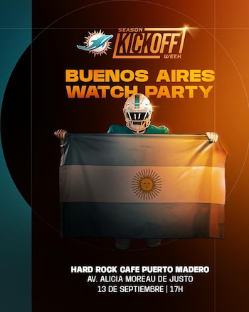 Un jugador con casco de los Miami Dolphins sostiene la bandera de Argentina junto con detalles de un evento en Puerto Madero